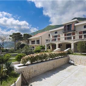 5 bedroom bayside villa with pool near Kotor, sleeps 12